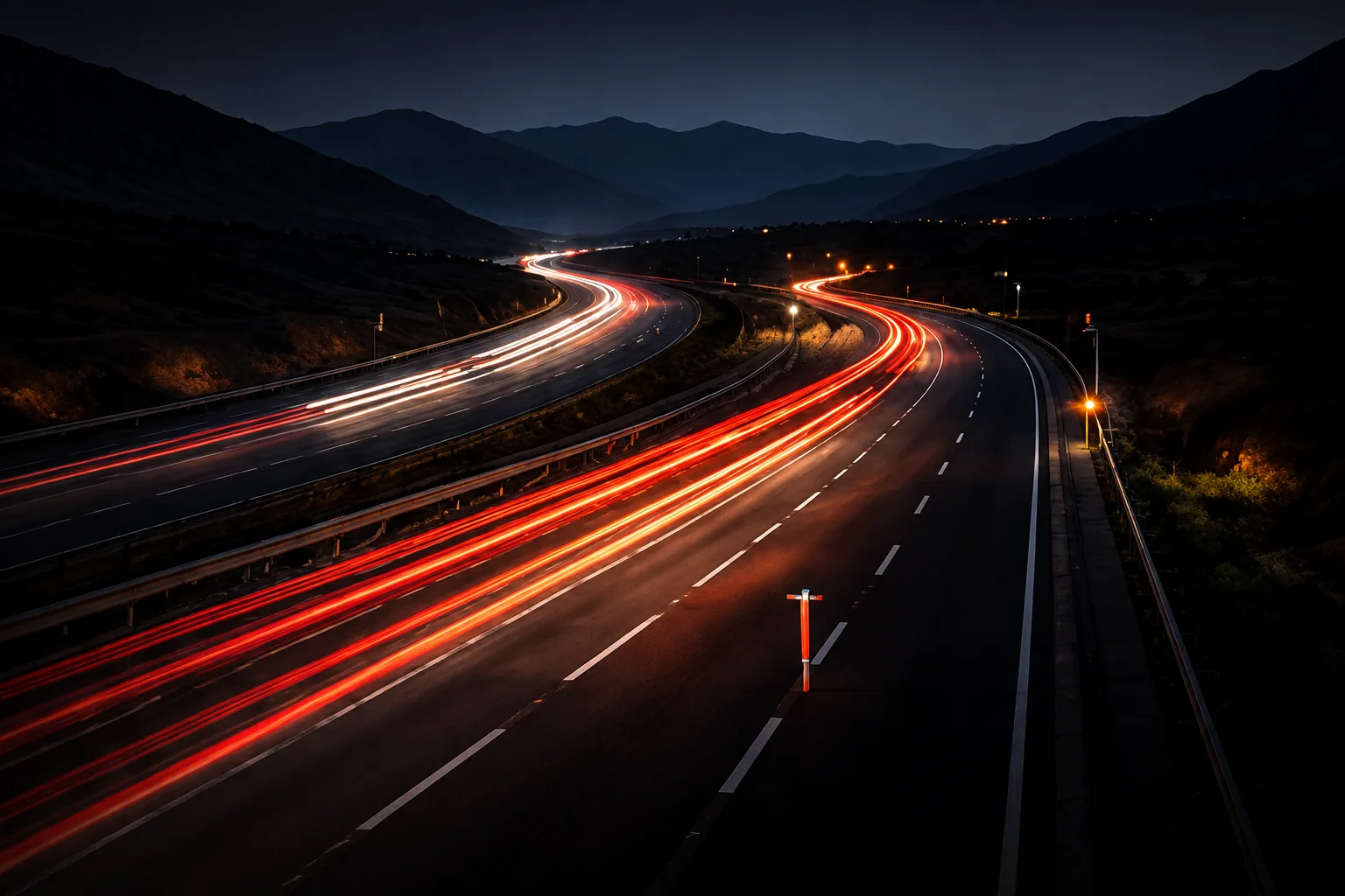 Carretera al atardecer, corredor de transporte terrestre Phoenix4 Logistics